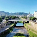 県内唯一の特別都市建設法で定められた「国際文化都市」芦屋市。法では「外国人の居住にも適合する」街をつくるとしている（２０２５年、筆者撮影）