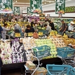 オープン初日、にぎわうマルアイ長田店＝神戸市長田区川西通２