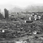 神戸空襲で焼け野原となった市街地。内橋の思想の原点となった＝１９４５（昭和２０）年