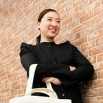 日本航空の機内販売で取り扱っているトートバッグ「ヴィクトリア」を身に付けるピオヌンナルの車琴仙さん＝神戸市中央区