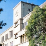 兵庫県立神戸商科大の本館。明石海峡、淡路島を一望する高丸ケ丘にそびえた＝神戸市垂水区星陵台（兵庫県立大提供）