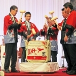 創業１００年を祝って鏡割りをするかね徳の東村具德社長（左から３人目）ら＝神戸市中央区、ホテルオークラ神戸