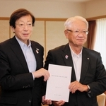 久元喜造神戸市長（左）に、２０２６年度の神戸市政への要望書を手渡した神戸商工会議所の川崎博也会頭＝神戸市役所