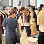 アパレルメーカーなどの在庫品を安く販売する学内限定イベントの様子＝西宮市池開町６、武庫川女子大（ディープサンクス提供）