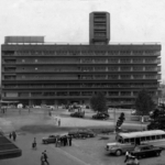 国鉄（現・ＪＲ）三ノ宮駅前に完成した神戸新聞会館。戦後復興のシンボルとなった＝１９５６年４月撮影