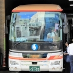 神戸三宮バスターミナルで「ＥＸＰＯ神戸号」に乗り込む乗客ら＝神戸市中央区琴ノ緒町４