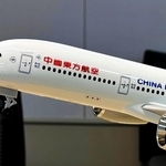 中国東方航空の航空機の模型＝７月、神戸市役所