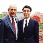 米国立衛生研究所の研究者と芦田信会長兼社長（右）。ＪＣＲファーマは創業当初から、海外の研究機関や企業と連携して事業を進めてきた＝１９８０年ごろ（ＪＣＲファーマ提供）