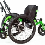 好日山荘が体験会で紹介するアウトドア専用車いす（同社提供）