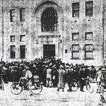 鈴木商店の破綻を受けて預金を引き出そうと銀行の前に集まった人たち＝１９２７年４月、神戸市内