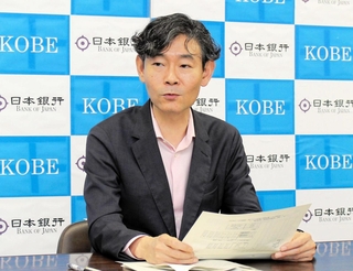 兵庫県内の景気動向について説明する日銀神戸支店の別所昌樹支店長＝神戸市中央区京町
