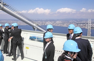 主塔上部を見学する本州四国連絡高速道路の内定者たち＝明石海峡大橋