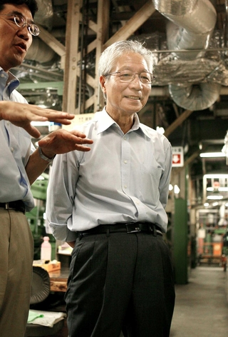 工場で取材する小関智弘さん。現場で培われる技能の大切さを語った＝２００７年８月、大阪市都島区