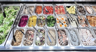 野菜や肉、魚など新鮮な食材をその場で盛り付けて提供する＝大阪市北区、グランフロント大阪