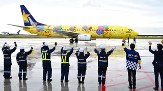 地上スタッフらに見送られて台湾に出発する国際チャーター便＝４日午前、神戸市中央区の神戸空港（撮影・斎藤雅志）