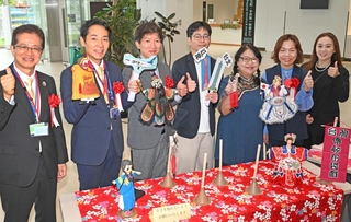 台湾行きの国際チャーター便就航を祝う関係者ら＝４日午前、神戸市中央区の神戸空港（撮影・斎藤雅志）