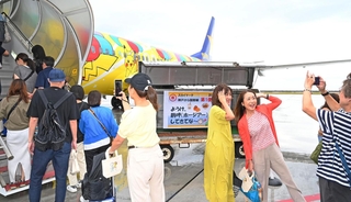 台湾行きの国際チャーター便に乗り込む人たち＝４日午前、神戸市中央区の神戸空港（撮影・斎藤雅志）