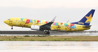 台湾に出発する国際チャーター便＝４日午前、神戸市中央区の神戸空港（撮影・斎藤雅志）