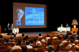 内橋克人氏の人柄と思想を語り合ったシンポジウム＝４日午後、神戸新聞松方ホール