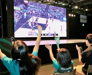 神戸ストークスの試合がリアルタイムで上映され、来場者が黄色いクッション型デバイスに座って振動を体感した「未来型ライブビューイング」