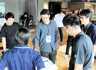 業務効率化に向けたアイデアを出し合う参加者ら＝神戸市中央区加納町４、アンカー神戸