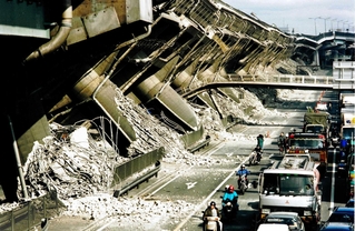 橋脚もろとも横倒しになった阪神高速道路神戸線＝１９９５年１月１７日午後３時、神戸市東灘区深江本町