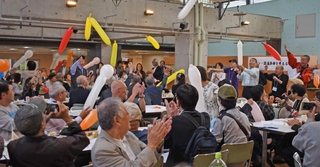 福岡ダイエーホークス時代からの球団応援歌「いざゆけ若鷹軍団」を歌い、ジェット風船を飛ばす参加者＝神戸市西区学園西町３、流通科学大