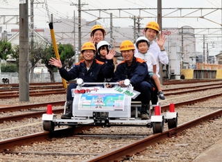 昨年の「山陽鉄道フェスティバル」で行われた軌道カート乗車体験の様子＝明石市二見町東二見（山陽電気鉄道提供）