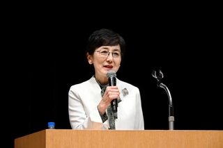 内橋克人氏の功績を顕彰するシンポジウムで基調講演する元ＮＨＫキャスターの国谷裕子さん＝４日午後、神戸市中央区、神戸新聞松方ホール