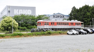 カコテクノスが小野工場に展示している鉄道車両「１１１７号」。神戸電鉄から譲り受けた＝小野市北丘町