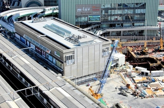 西改札が新設されるポートライナー三宮駅（中央）。建設が進むＪＲ三ノ宮駅の新駅ビルとつながる＝神戸市中央区雲井通８