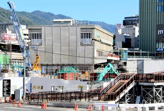 西改札が新設されるポートライナー三宮駅（中央）。建設が進むＪＲ三ノ宮駅の新駅ビルとつながる＝神戸市中央区雲井通８