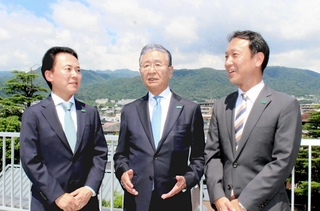 六甲山を背に、今後の展望を語り合うＪＣＲファーマの芦田信会長兼社長（中央）と、新会長に就く芦田透取締役（左）、新社長に就く薗田啓之取締役（右）＝芦屋市楠町