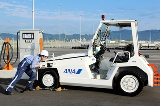 新設された急速充電器で電動トーイングトラクターを充電するＡＮＡグループのスタッフ＝神戸空港