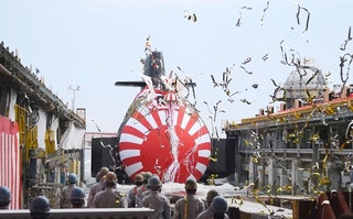 進水する潜水艦「そうげい」＝神戸市中央区東川崎町３