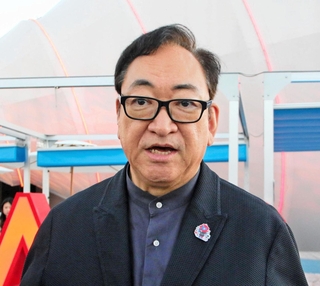 パビリオン「パソナネイチャーバース」の閉幕セレモニーで取材に応じるパソナグループの若本博隆会長ＣＥＯ＝大阪市此花区の夢洲