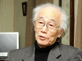 東日本大震災後、地域再生への視座について話す内橋克人さん＝２０１１年４月、神奈川県鎌倉市