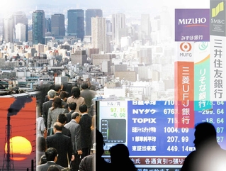 バブル崩壊後の日本経済は「失われた３０年」と呼ばれる長期停滞に陥った。中でも銀行は合併、再編、破綻の荒波に揺さぶられた（コラージュ）