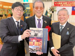 中華民国留日神戸華僑総会８０年史の刊行に尽力した（左から）葉翔太さんと高四代会長、江丕正さん＝神戸市中央区下山手通２、神仙閣