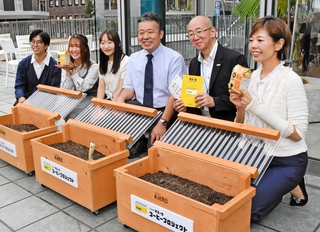 ネスカフェ三宮のテラスに「こうべキエーロ」を設置したネスレ日本と神戸市、県立大の関係者ら＝神戸市中央区御幸通７
