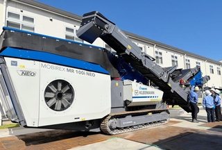 ウクライナのがれき処理で使われた自走式破砕機＝明石市大久保町江井島