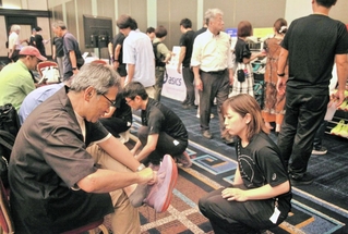 アシックスの個人投資家向け説明会の会場で、来場者向けに用意した商品の試し履きブース＝神戸市中央区港島中町６、神戸ポートピアホテル