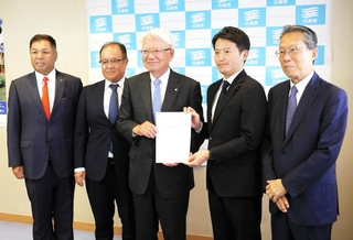 斎藤元彦知事（右から２人目）に要望書を手渡す兵庫県商工会議所連合会の川崎博也会頭（同３人目）ら＝県庁