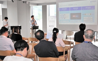 事業を紹介する韓国のスタートアップ関係者＝神戸市中央区加納町４、アンカー神戸