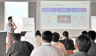 事業を紹介する韓国のスタートアップ関係者＝神戸市中央区加納町４、アンカー神戸