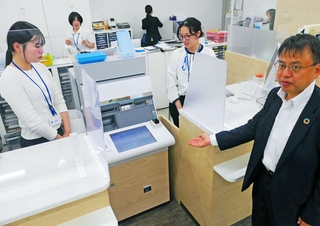 みなと銀行明石支店に導入された端末「クイックナビ」＝明石市大明石町１