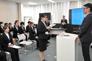 シュゼット財団による専門学校生を対象にした奨学生の認定式＝西宮市久保町、シュゼット・ホールディングス