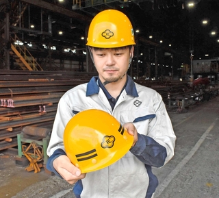 「等級線」の入った旧ヘルメット（手前）と、なくなった新ヘルメット＝姫路市大津区吉美