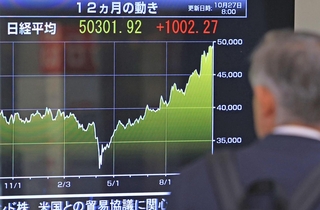 日経平均株価が５万円を超えたことを示すモニター＝27日午前、神戸市中央区三宮町１（撮影・丸山桃奈）