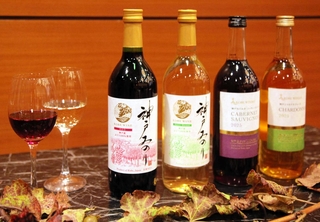 白鶴酒造が初めて製造した「神戸ワイン」の新酒「神戸みのり」とブドウジュース＝神戸市中央区港島中町６